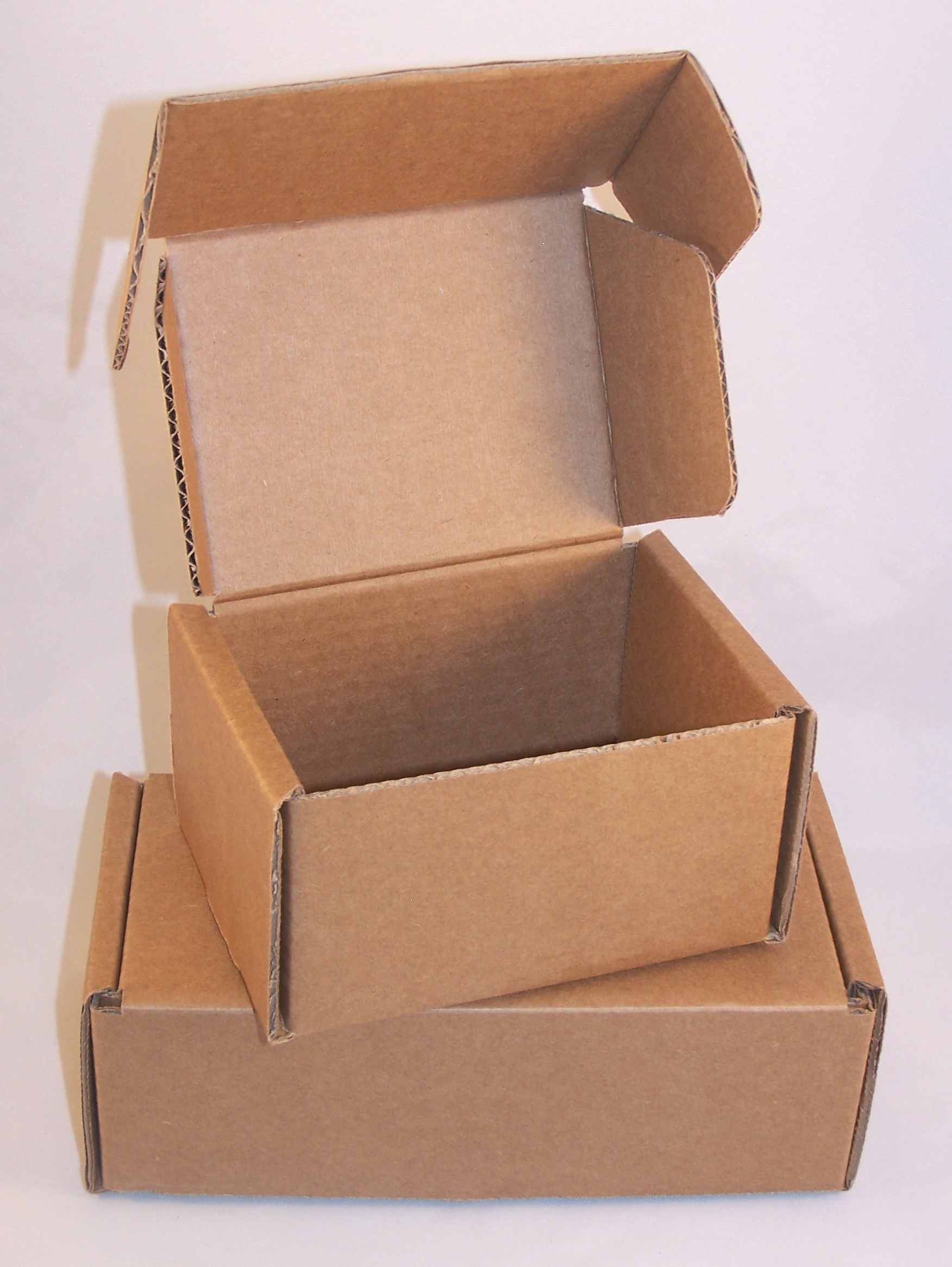 Box cut. Складная картонная коробка. Складывающиеся коробки из картона. Картонная коробке складной. Складные картонные коробки декоративные.